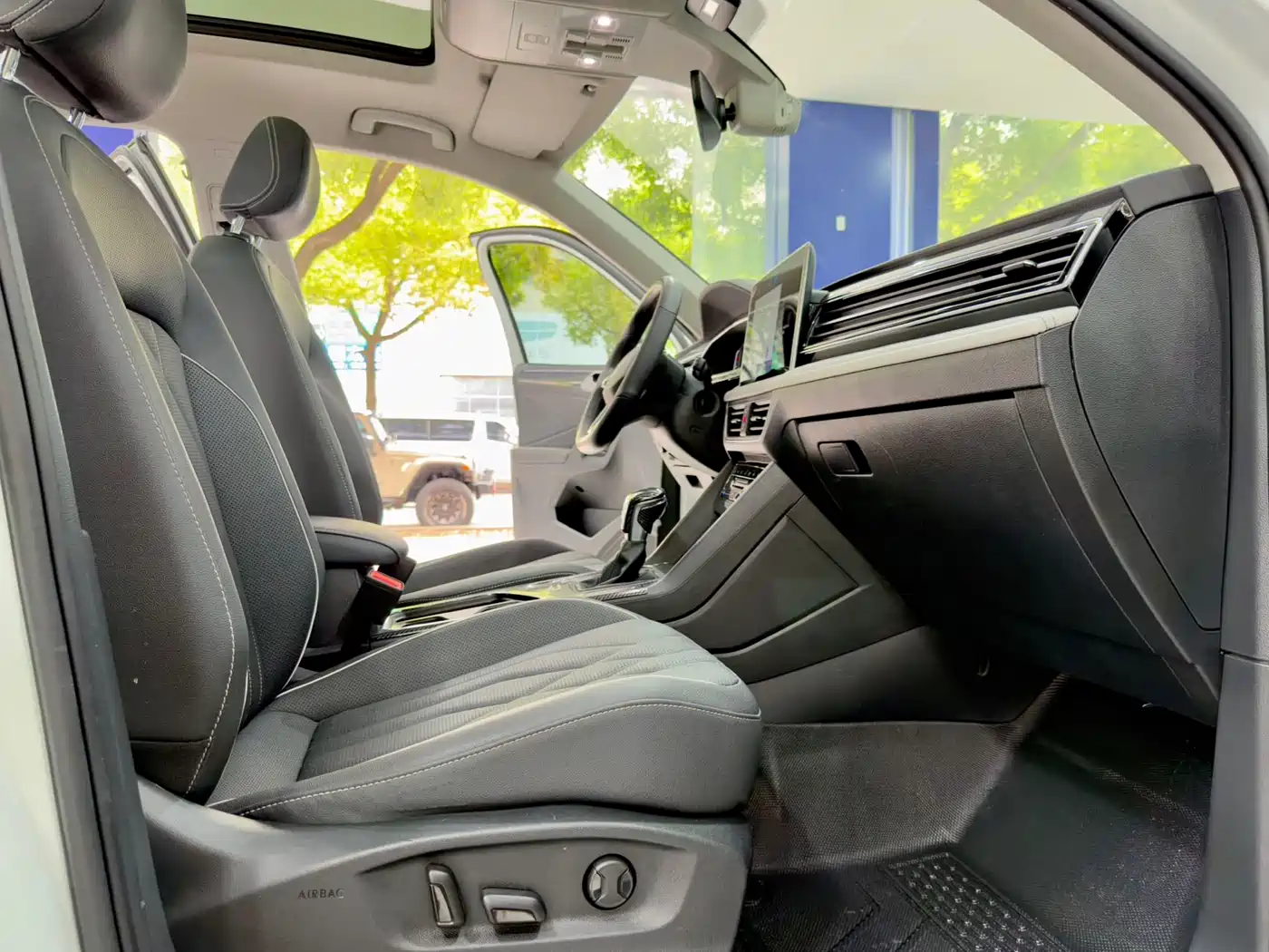 Volkswagen Tiguan L 2022 330TSI Auto 2WD R-Line Premium Edition фото 13