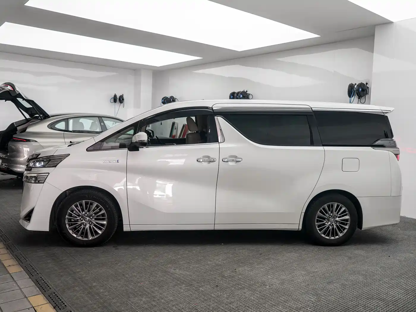 Toyota Vellfire 2021 Crown Hybrid 2.5L HV Premium Edition фото 3