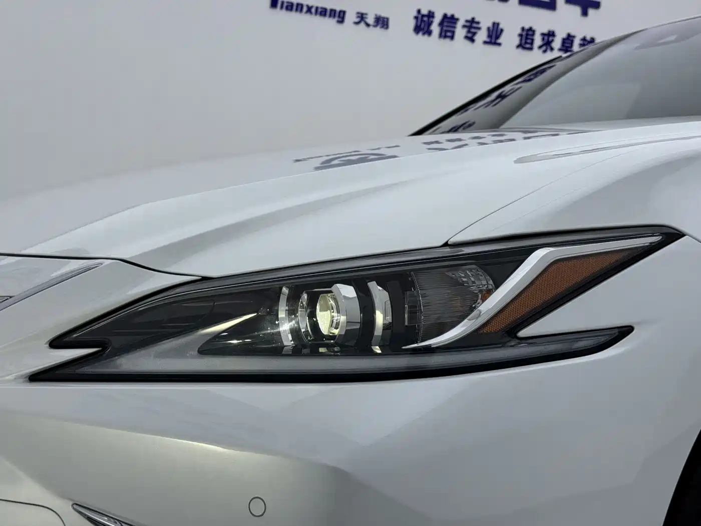 Lexus ES 2023 200 Excellence Edition фото 14