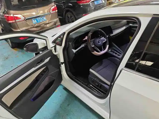 Volkswagen Golf 2024 280TSI DSG R-Line 50th Anniversary Edition — фото 4
