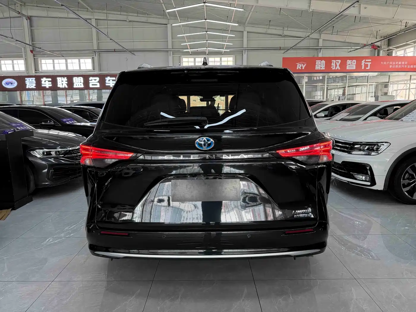 Toyota Sienna 2023 2.5L Hybrid Premium Edition фото 5