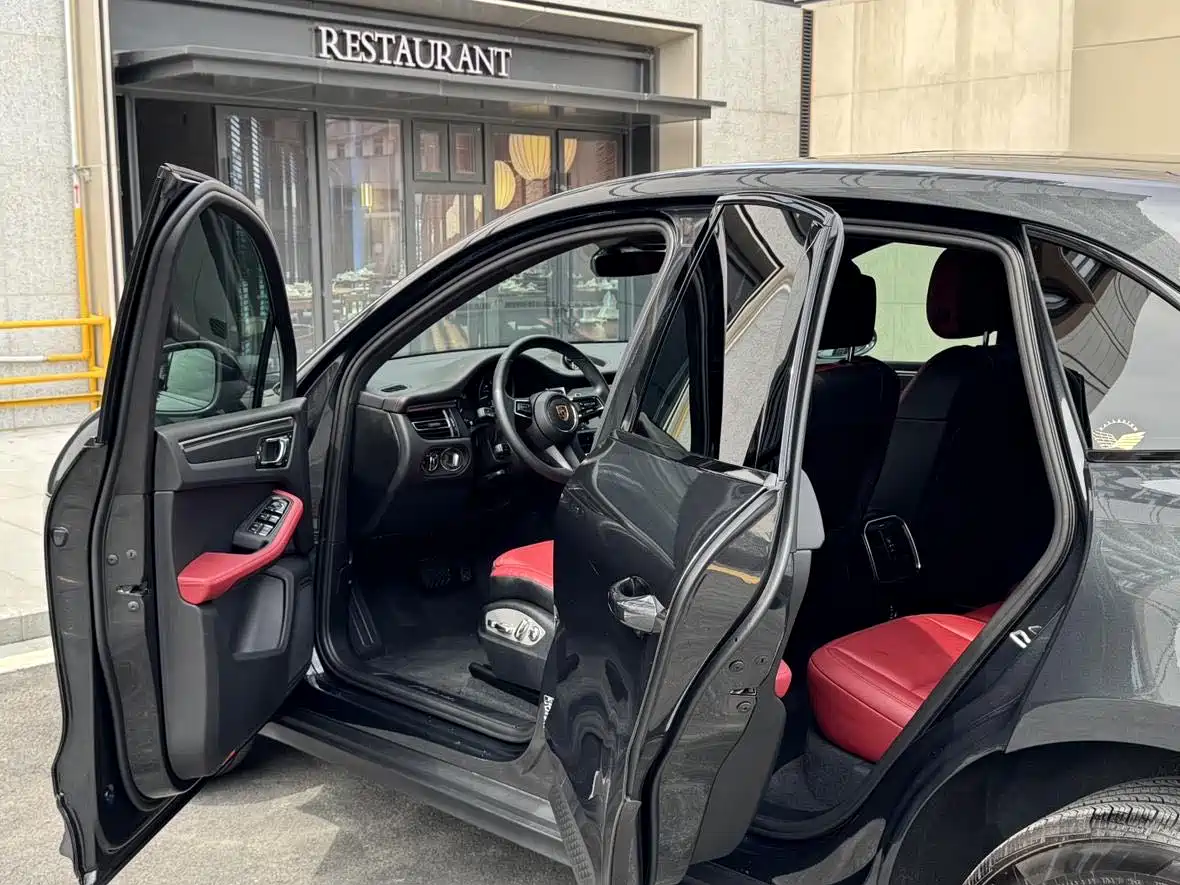 PORSCHE MACAN