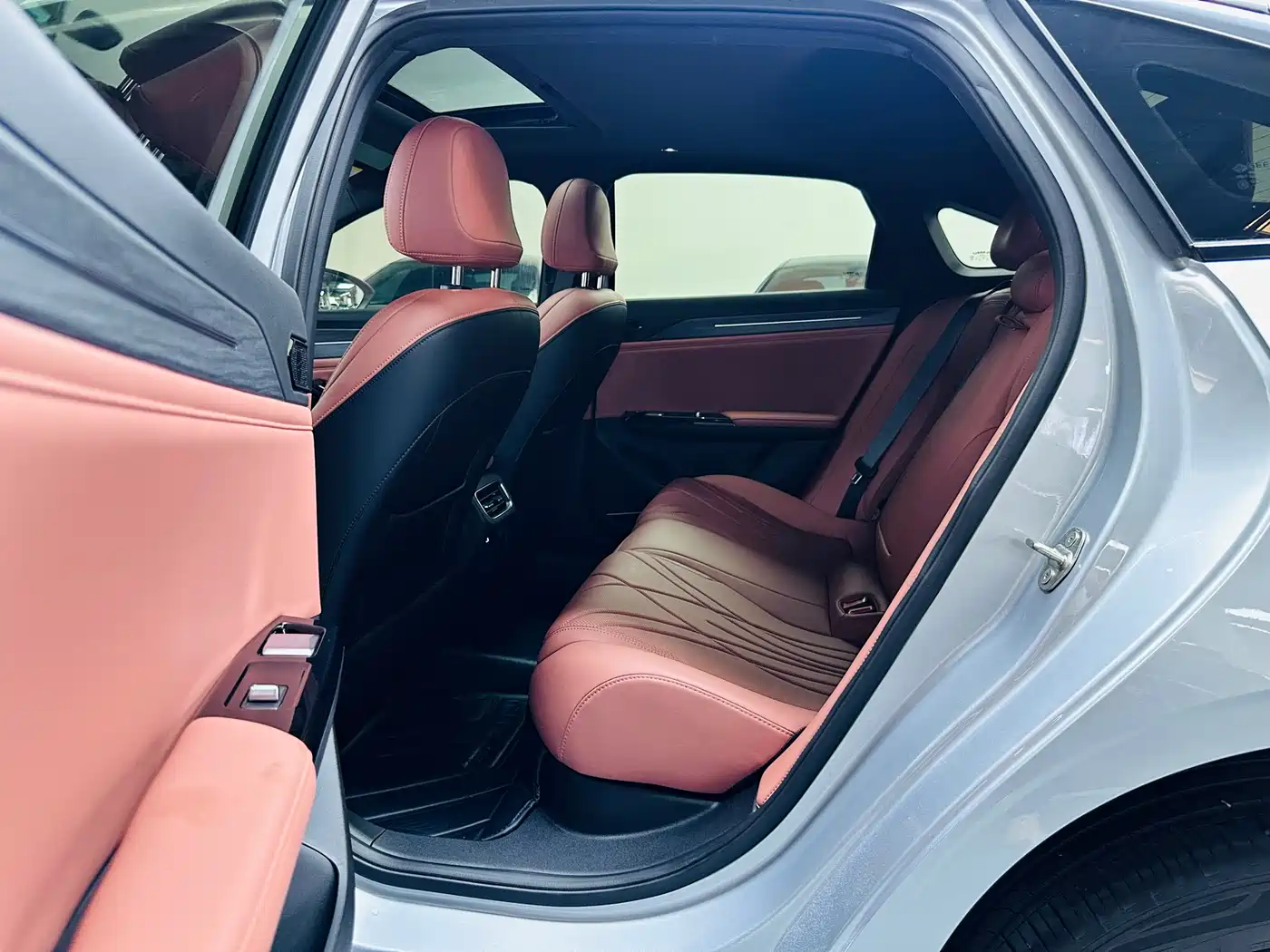 Geely Galaxy Galaxy L6 2025 EM-i 140km Starship Edition фото 9