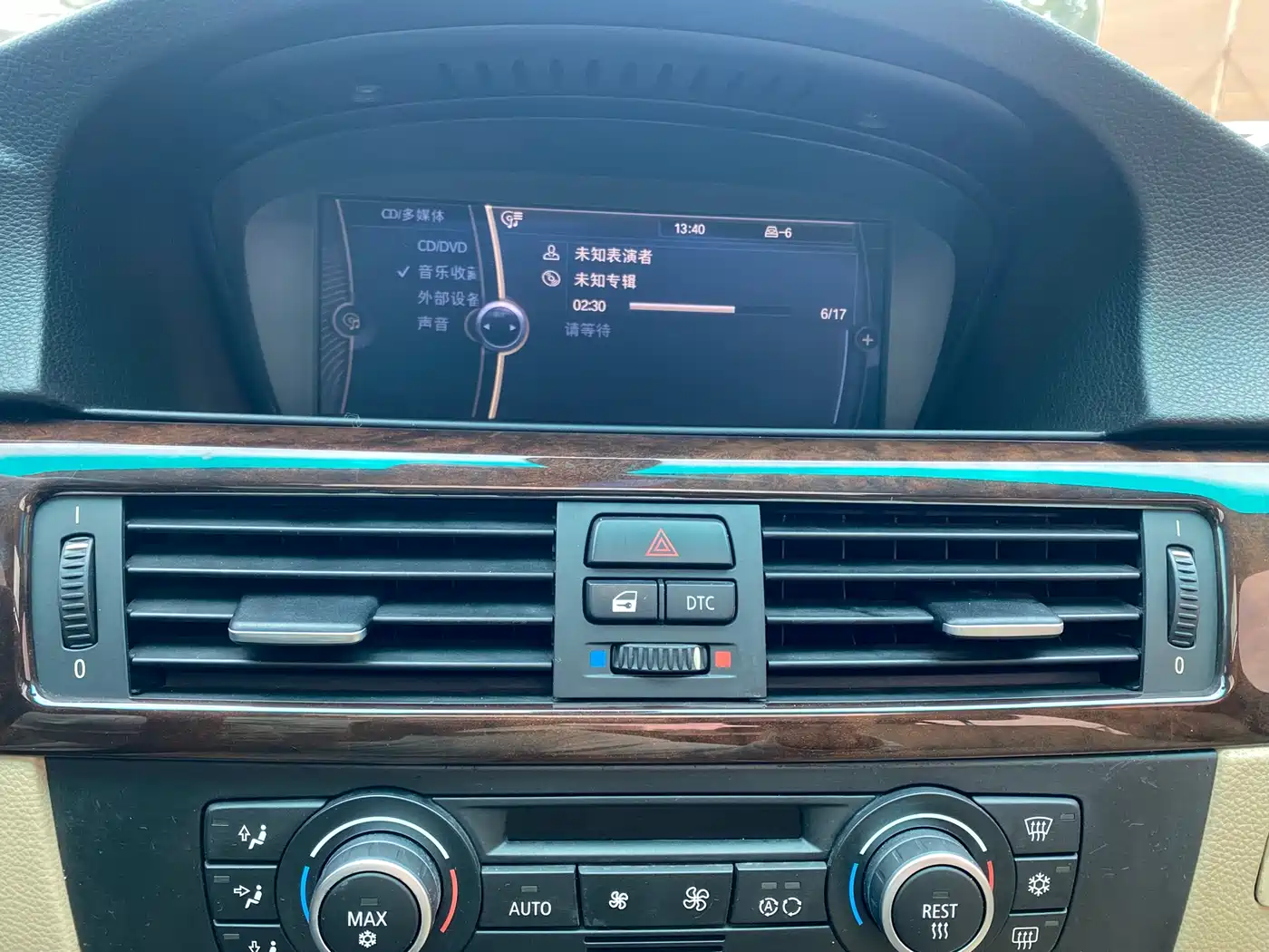 BMW 3 Series 2009 320i Luxury фото 4