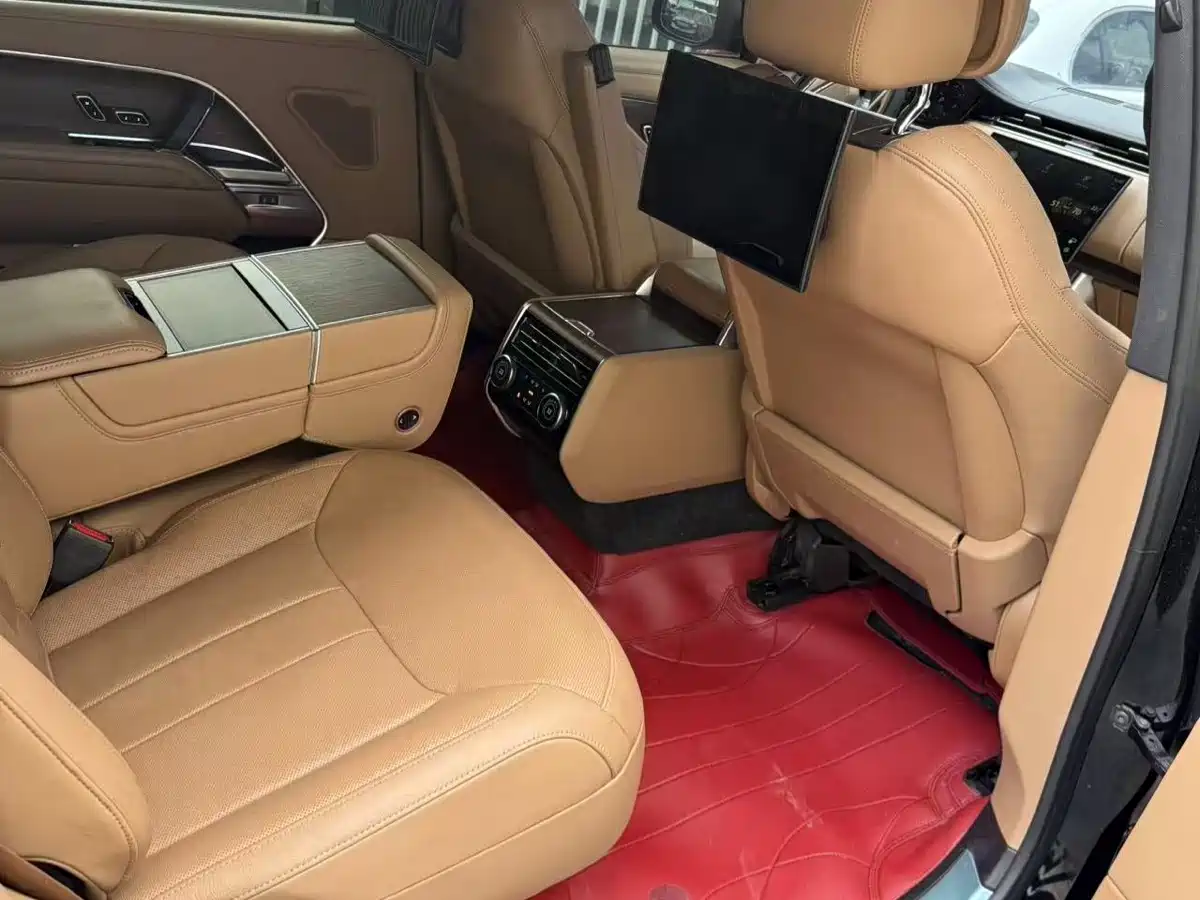 Land Rover Range Rover 2024 3.0 L6 400PS Genesis Extended фото 8