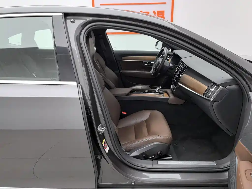 Photo 23 - Volvo S90