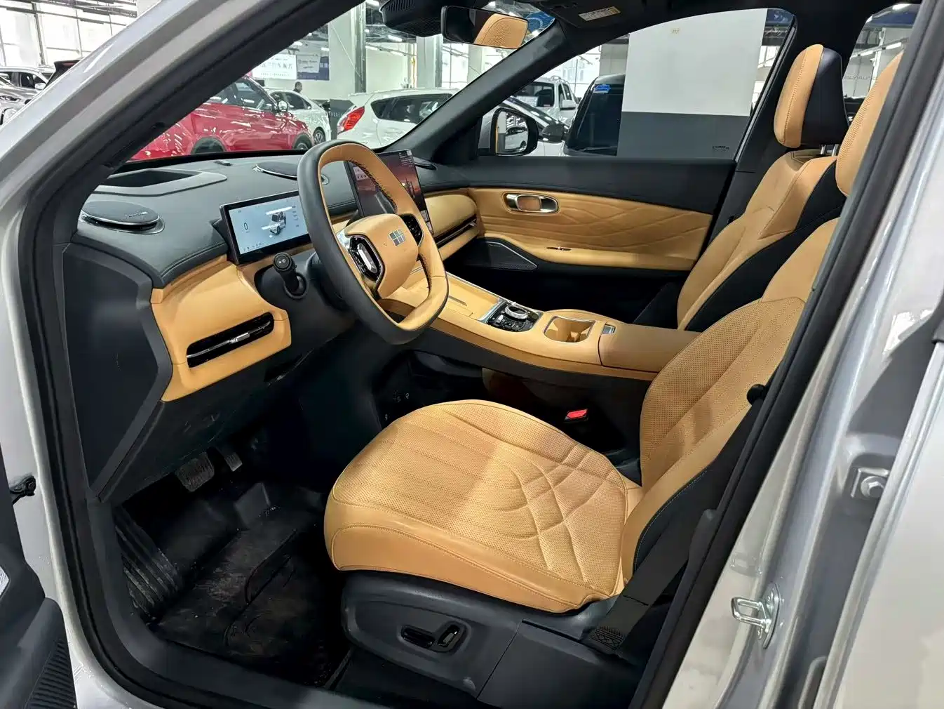 Geely Galaxy Galaxy L7 2025 EM-i 115km Explorer+ Edition фото 4