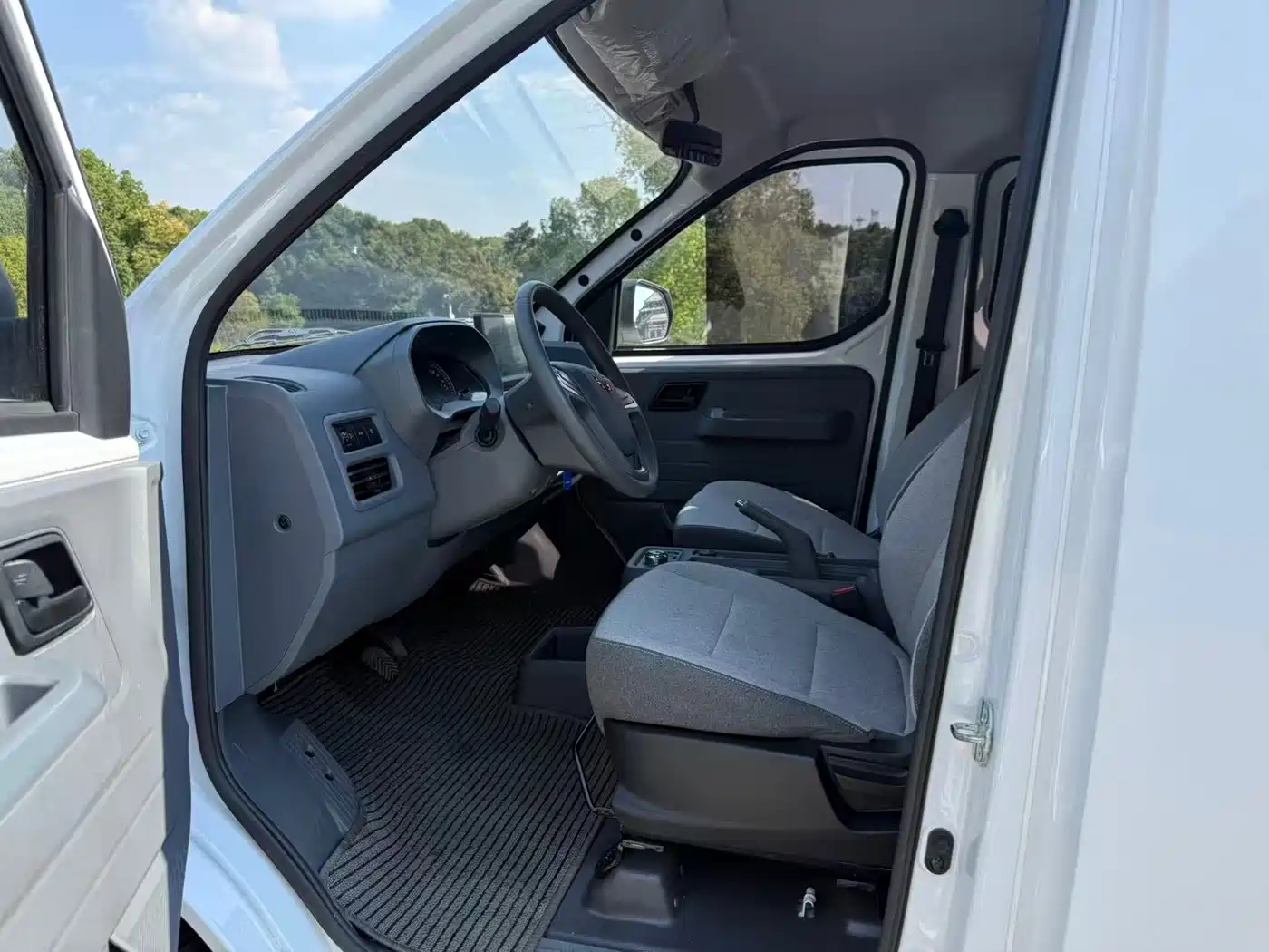Wuling Motors Wuling Yangguang 2026 2026 Model 330km Passenger Van Comfort Version