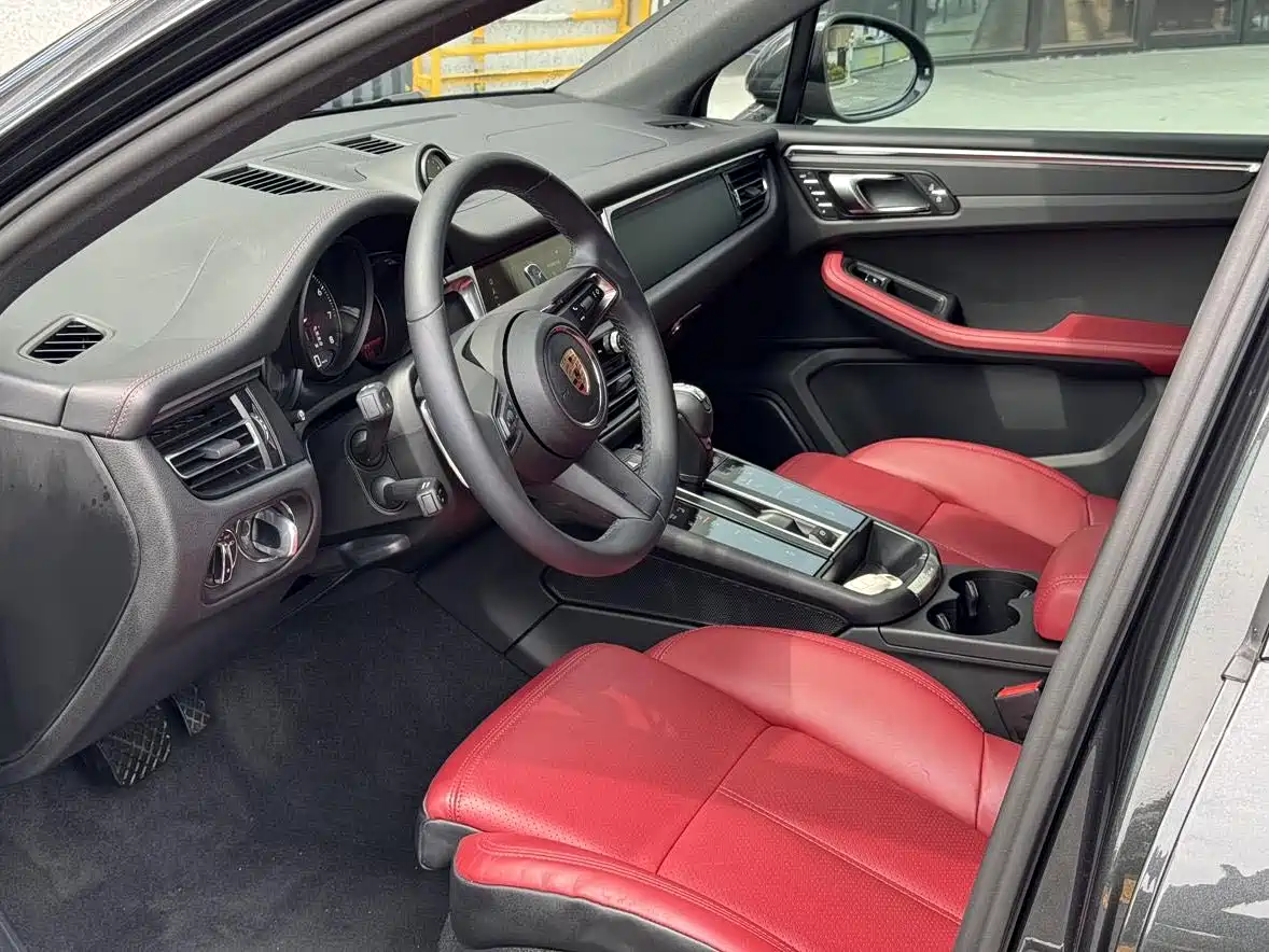 PORSCHE MACAN