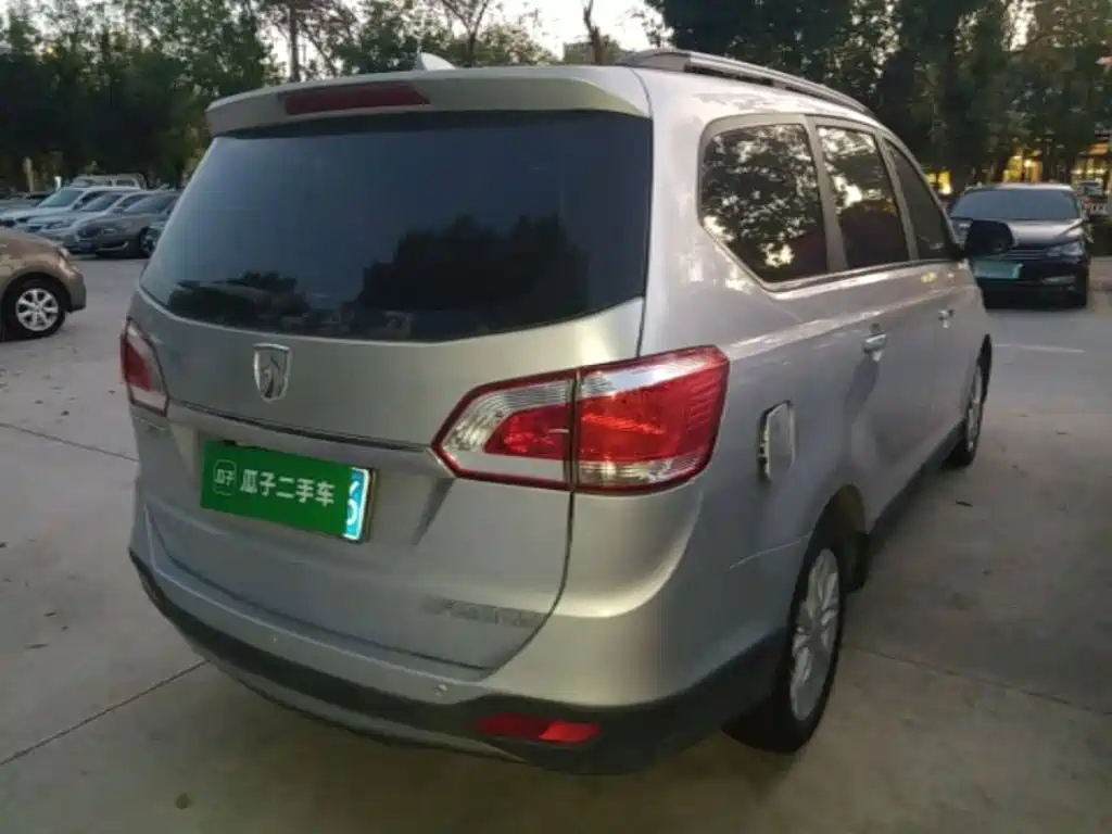 Baojun 730 2015 2014 1.5L Manual Luxury Navigation ESP Edition 7-Seater
