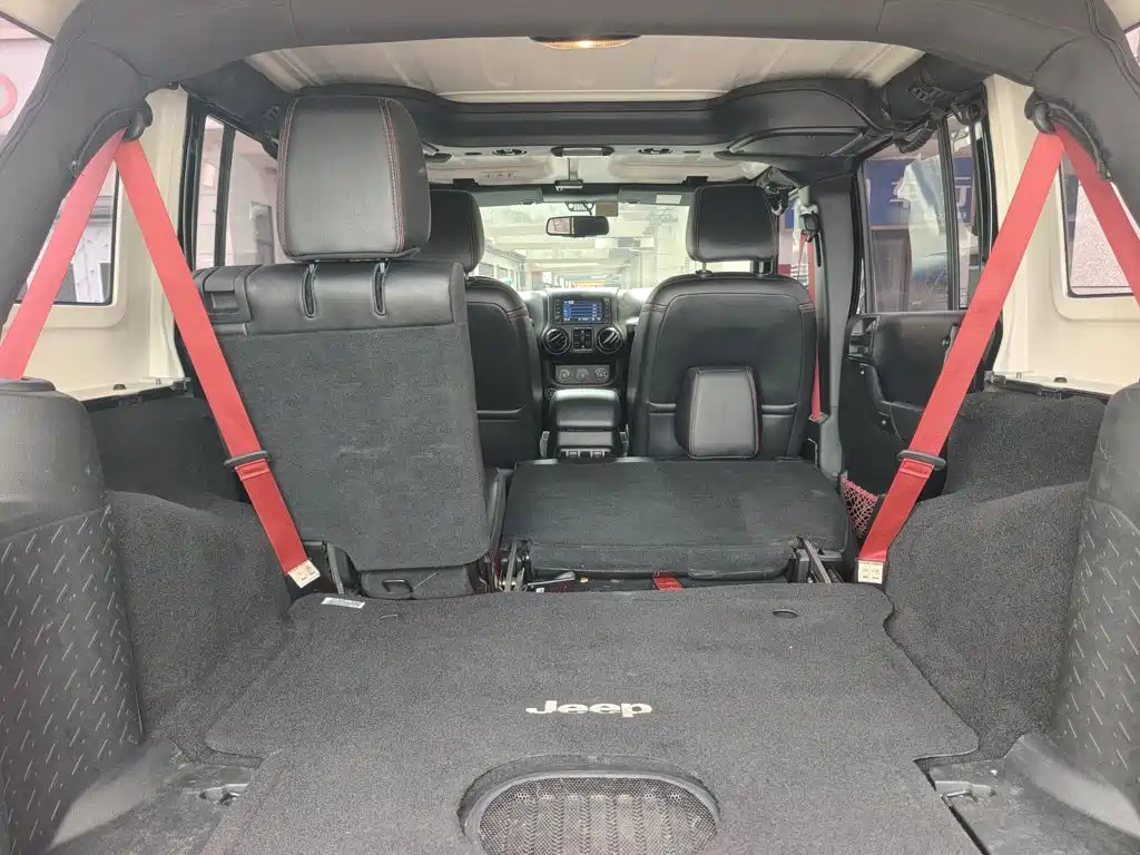 Photo 17 - Jeep Wrangler
