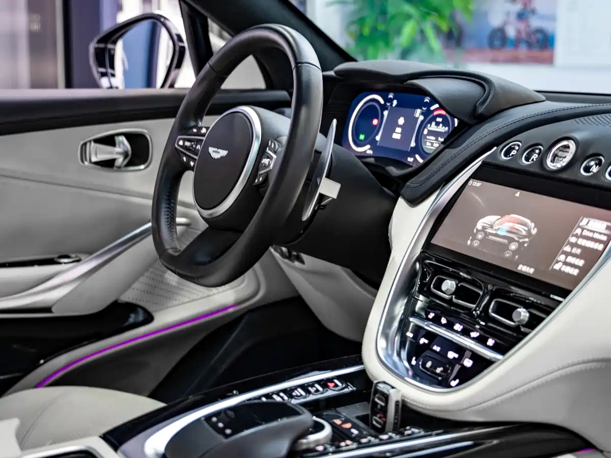 Photo 10 - Aston Martin DBX