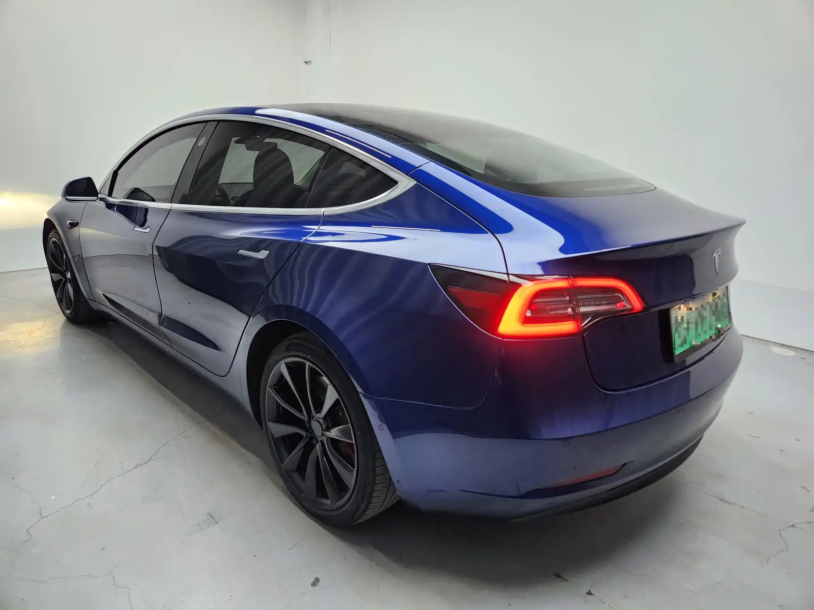 Фото 3 - Tesla Model 3