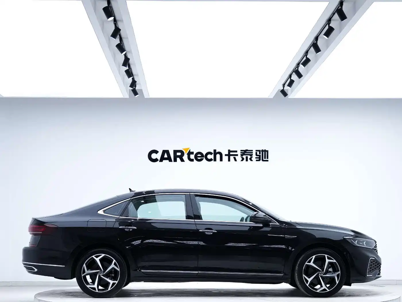 Volkswagen Passat 2023 Facelift 330TSI Starlight Luxury Edition фото 4