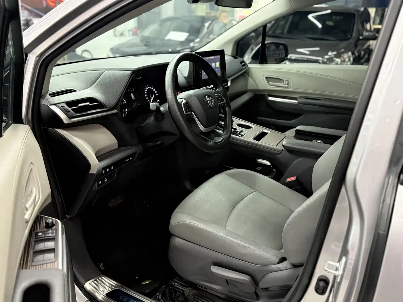 Toyota Granvia 2023 2.5L Hybrid Comfort Edition фото 4