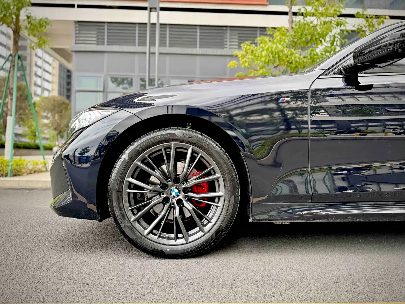 BMW 3 Series 2023 325Li M Sport Black Night Package фото 5