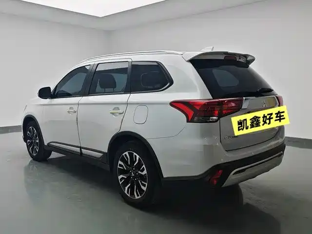 Mitsubishi Outlander 2020 2.0L 2WD Premium 5-seater фото 6