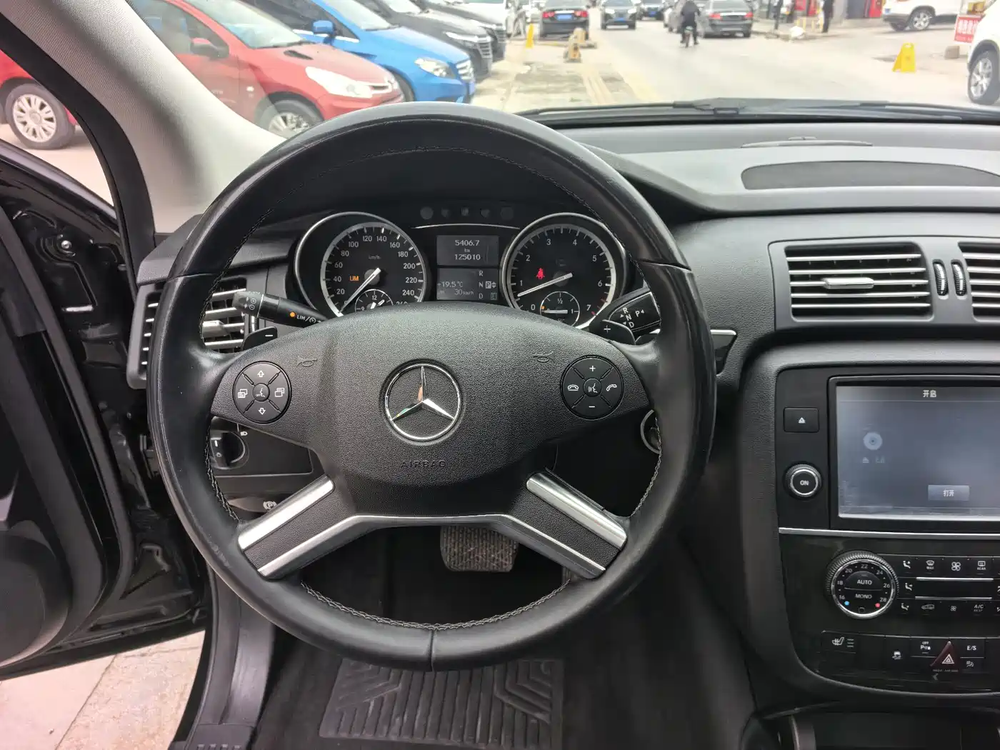 Mercedes-Benz R-Class 2017 R 320 4MATIC Business Collector's Edition фото 8