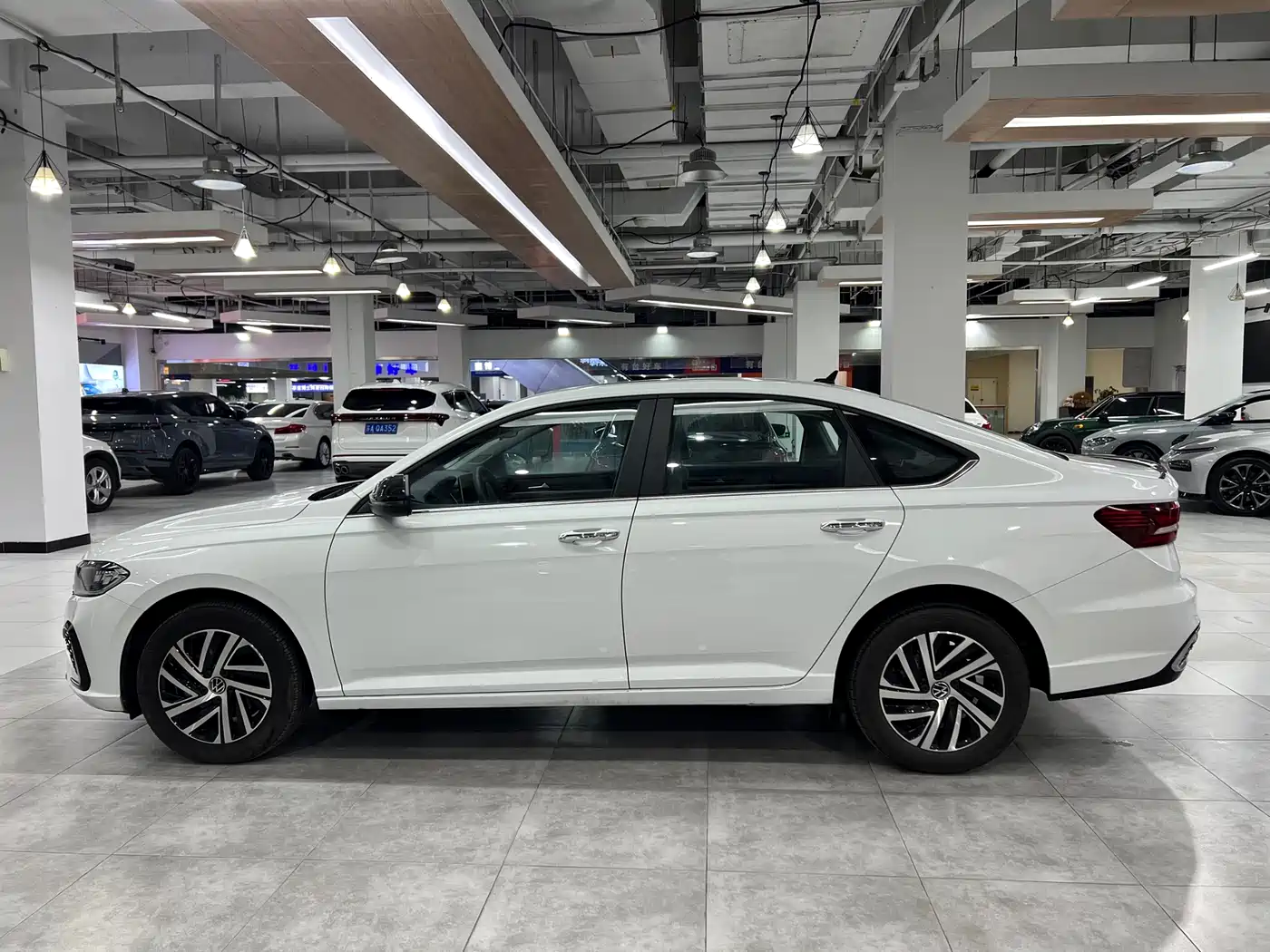 Volkswagen Lavida 2024 Model 300TSI DSG Starlight Leading Edition фото 4