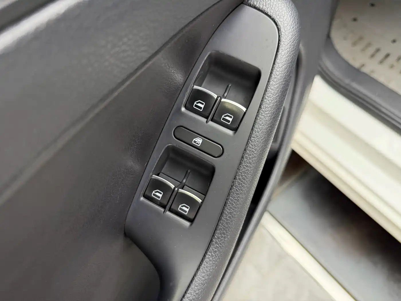 Volkswagen Sagitar 2012 1.6L Automatic Comfort Type фото 4