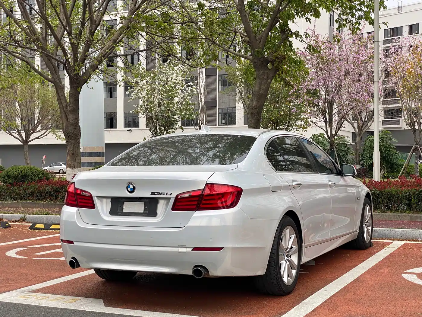 BMW 5 Series 2011 535Li Leading фото 7