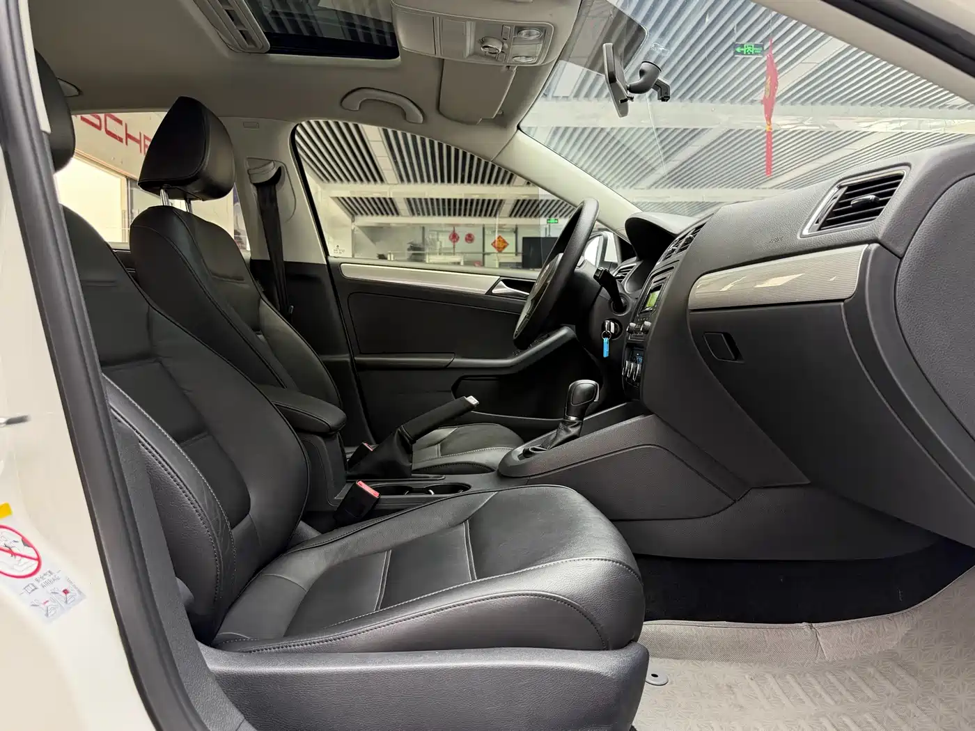 Volkswagen Sagitar 2012 1.6L Automatic Comfort Type фото 14