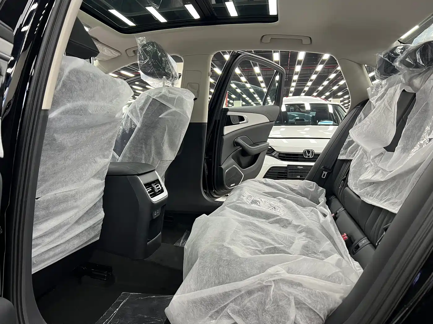 Hongqi H5 2025 1.5T DCT Flag Rhythm 500,000 Units Memorial Edition фото 23