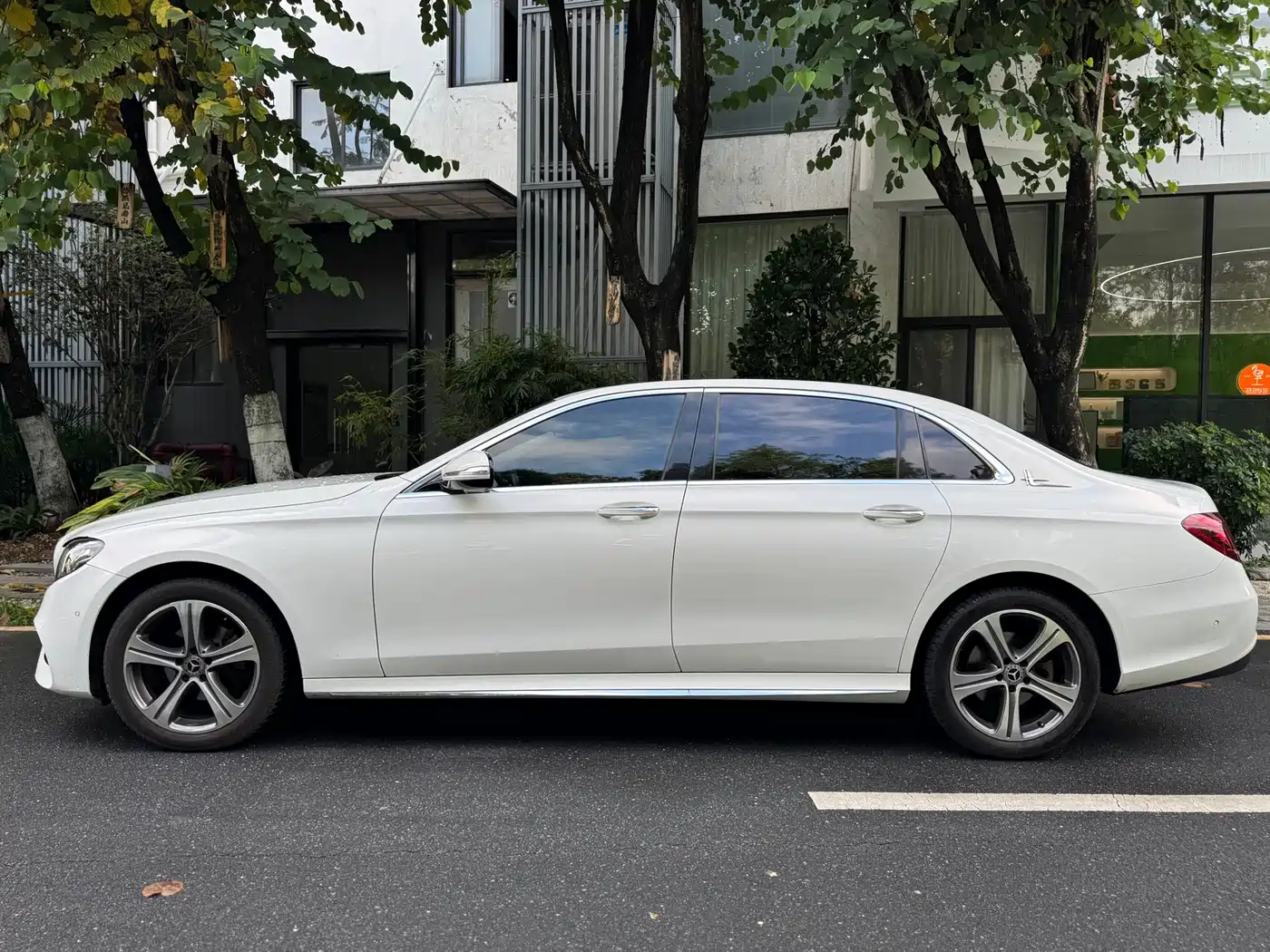 Mercedes-Benz E-Class 2016 E 200 L Sport Type фото 3