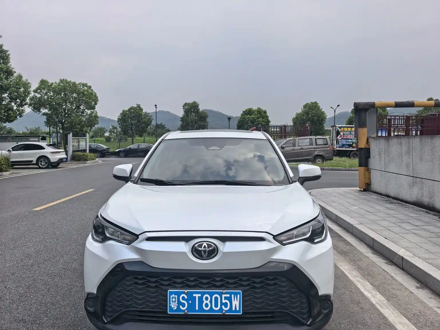 Photo 2 - Toyota Frontlander
