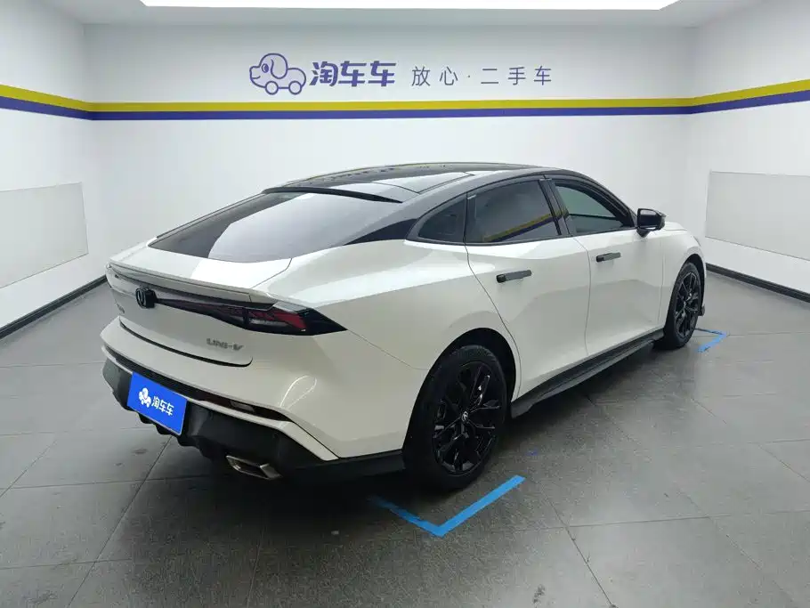 Фото 3 - Changan UNI-V