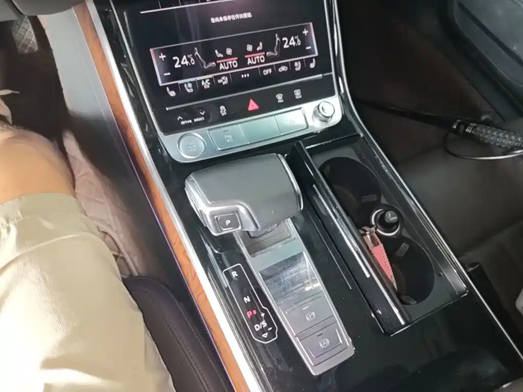 Фото 14 - Audi A8