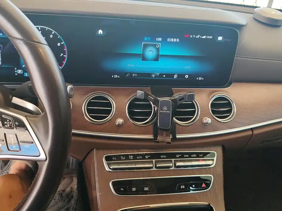 صورة 13 - Mercedes-Benz E-Class