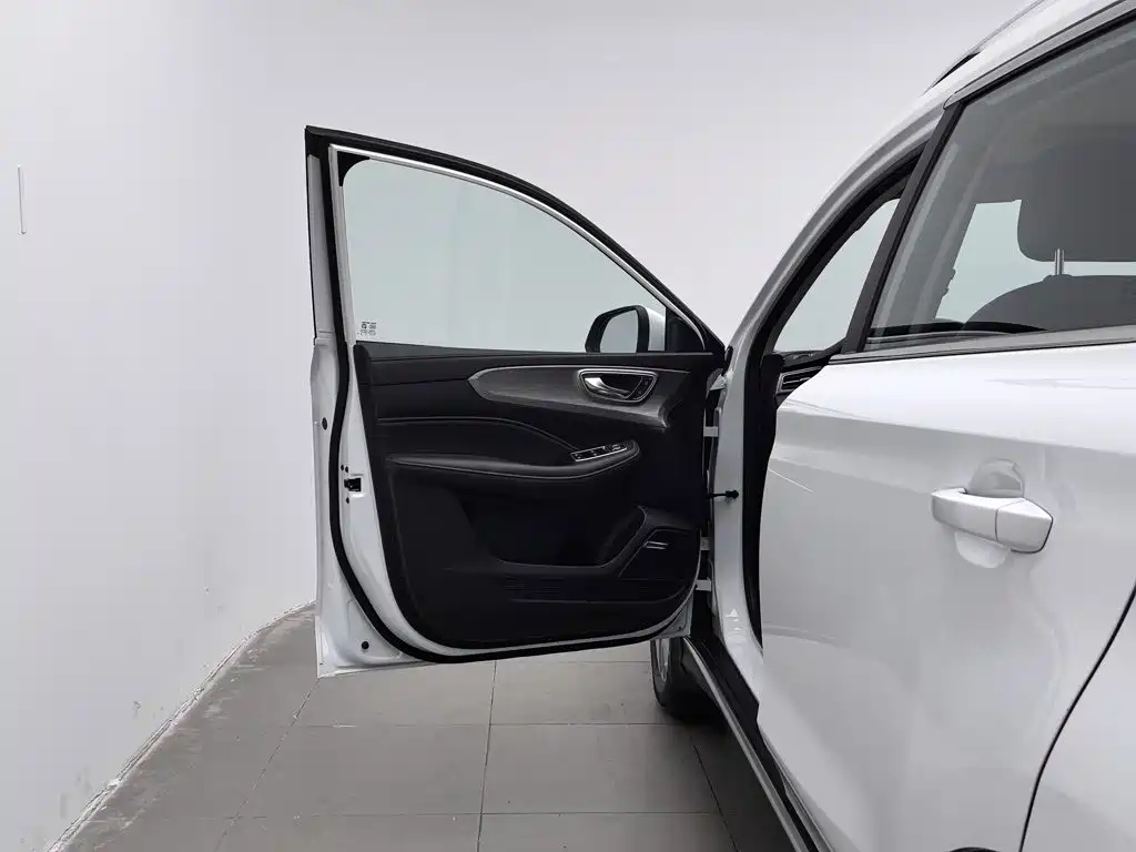 Фото 8 - Roewe RX5