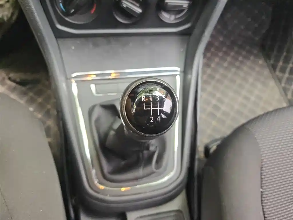 Volkswagen Bora 2018 1.5L Manual Fashion фото 7