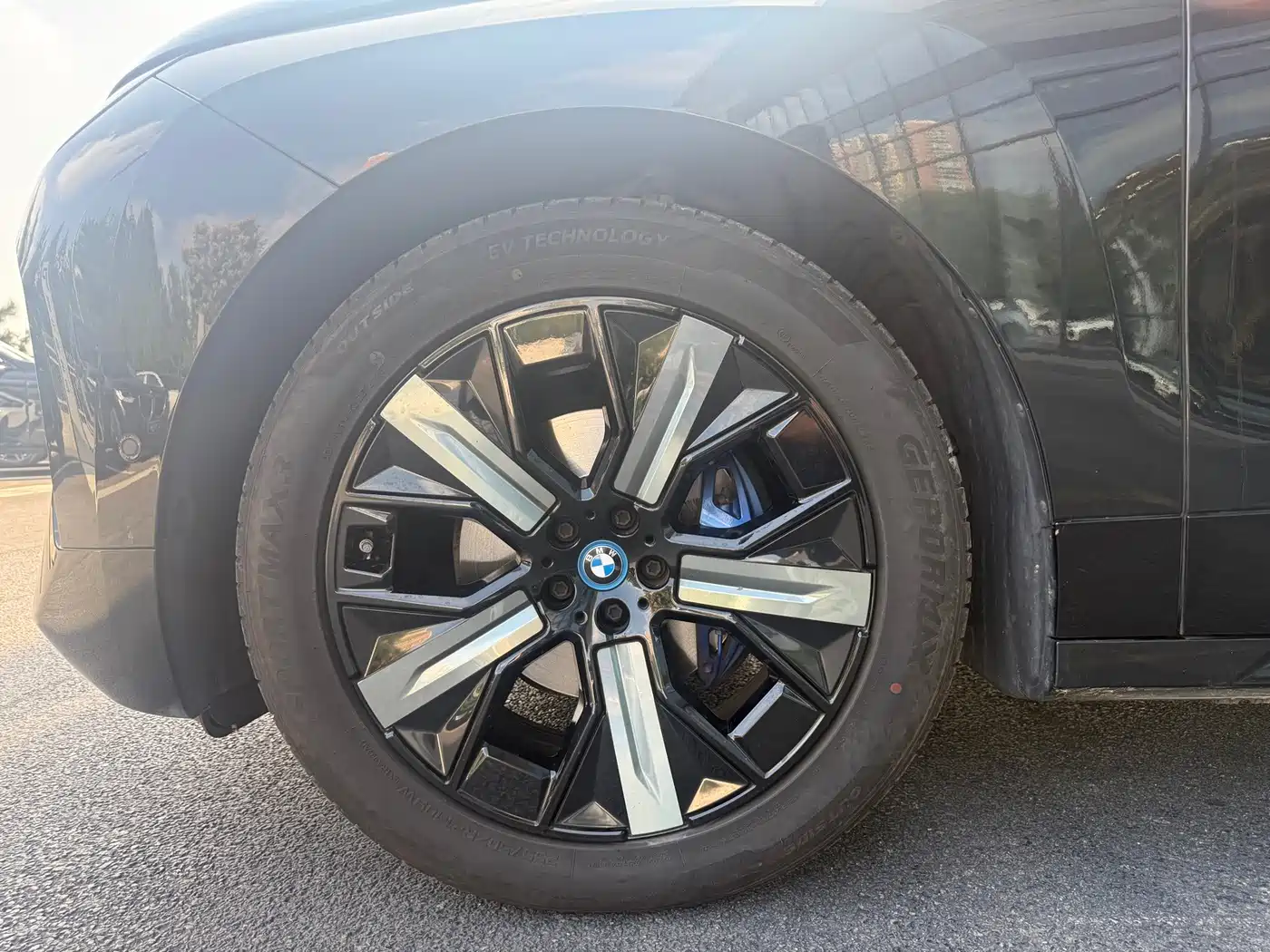 Photo 9 - BMW iX