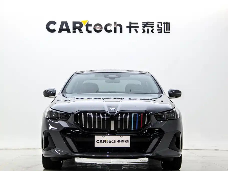 BMW 5 Series 2025 530Li Leading M Sport Package фото 3