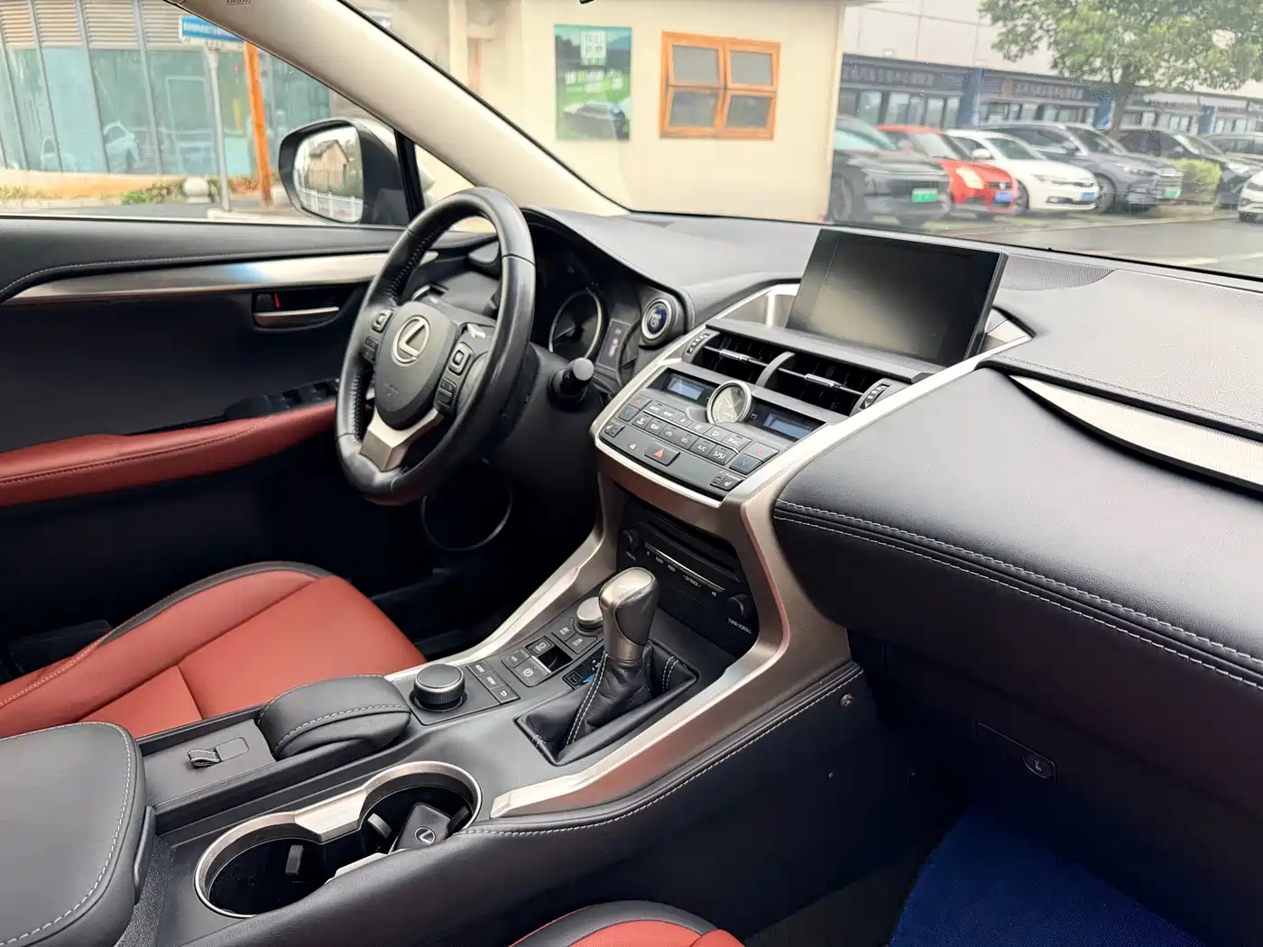 Lexus NX 2015 300h FWD Luxury фото 7