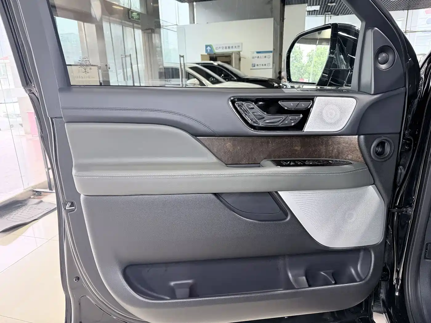 LINCOLN NAVIGATOR