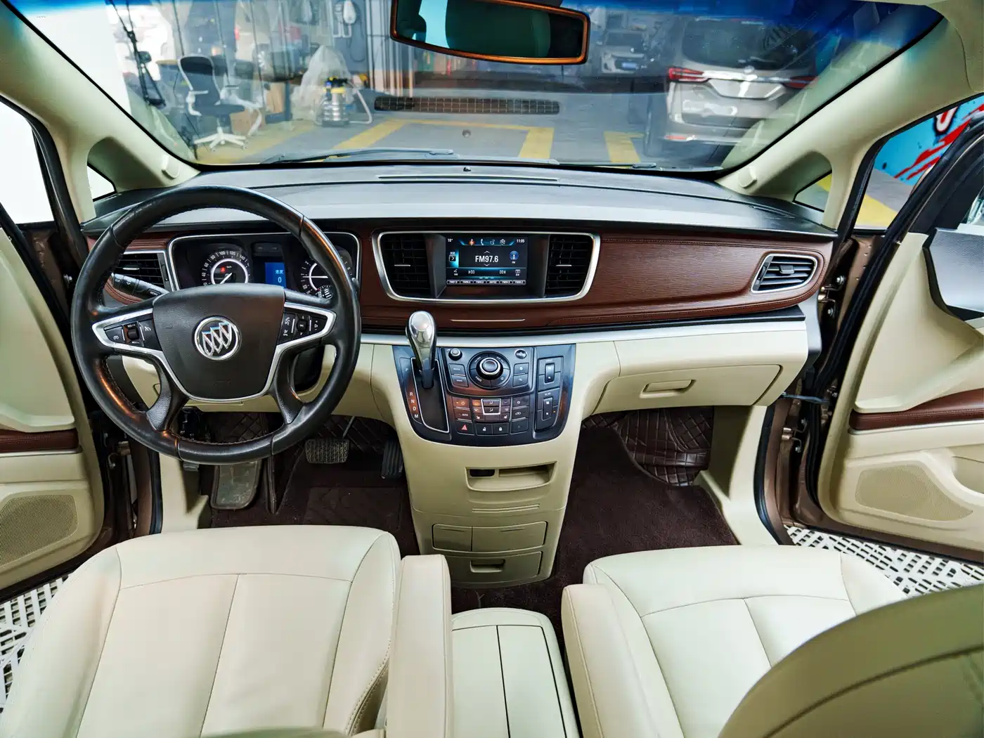 Buick GL8 2018 28T Premium Model China VI фото 10