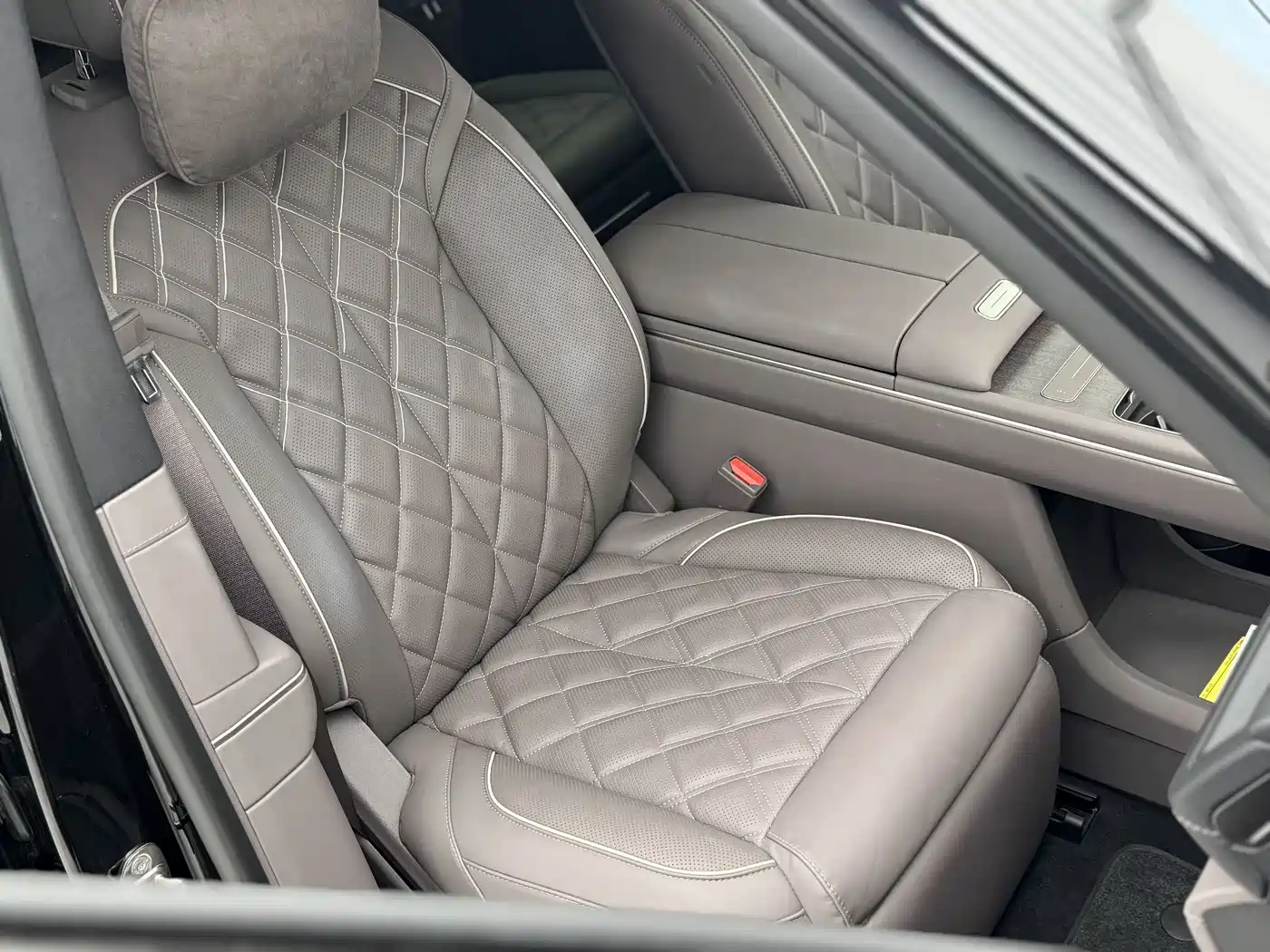 NIO ES8 2026 2025 Model 6-Seat Executive Luxury Edition