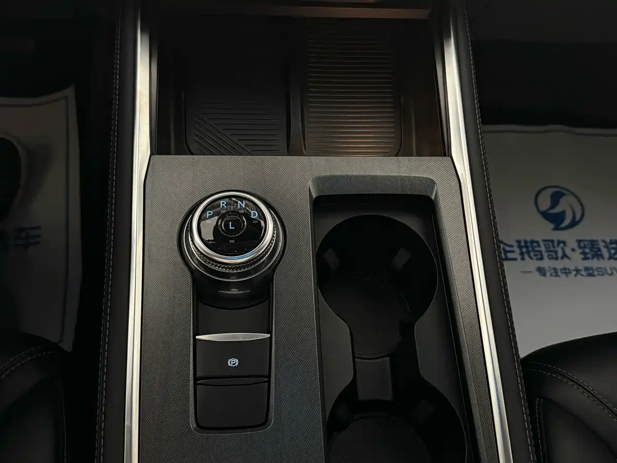 Photo 13 - Ford Explorer