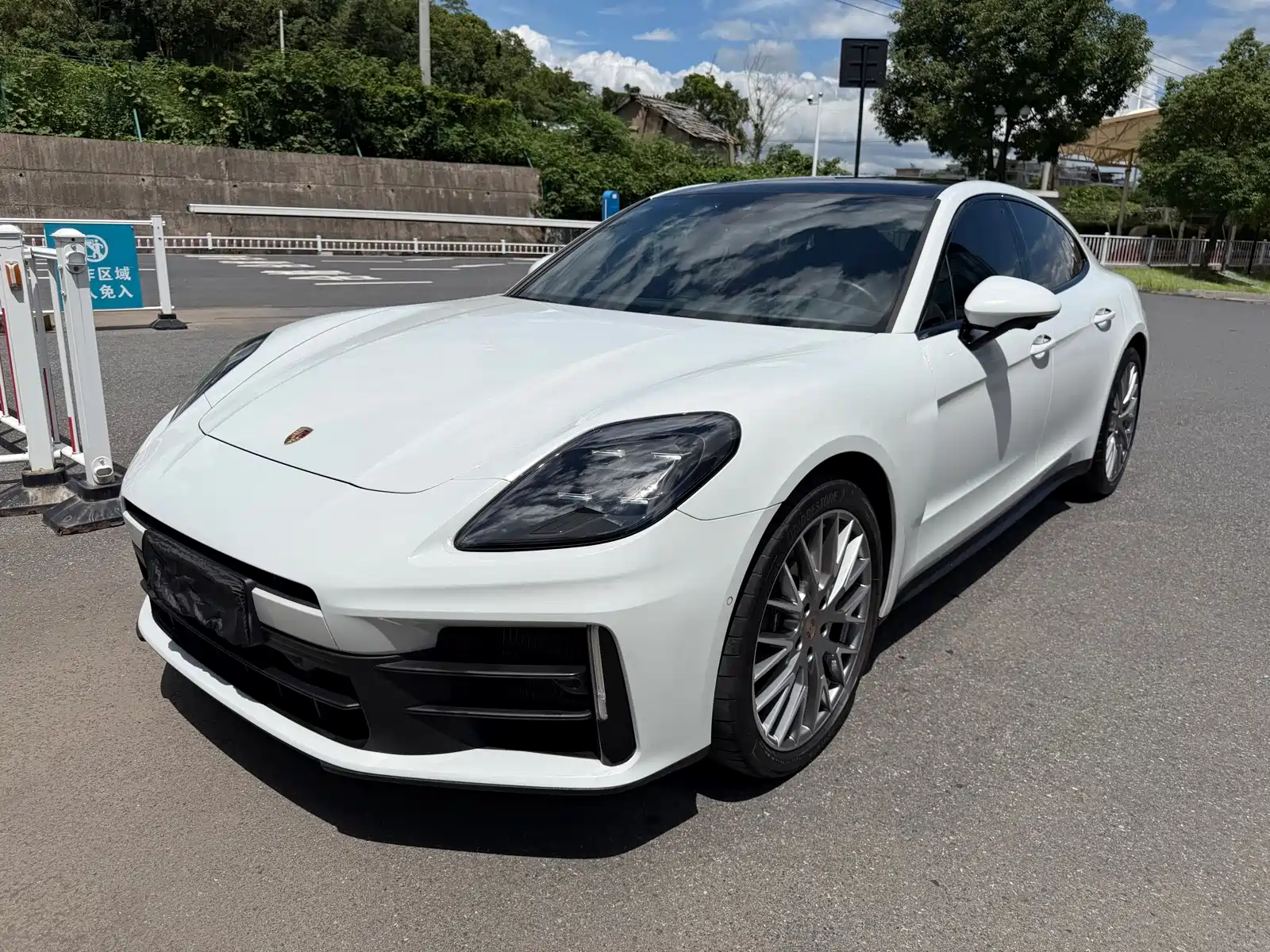 Photo 1 - Porsche Panamera
