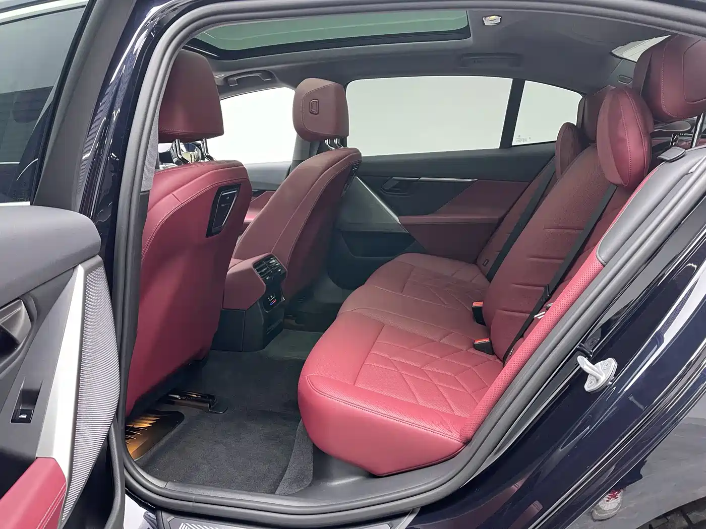 BMW 5 Series 2025 525Li M Sport Package фото 9