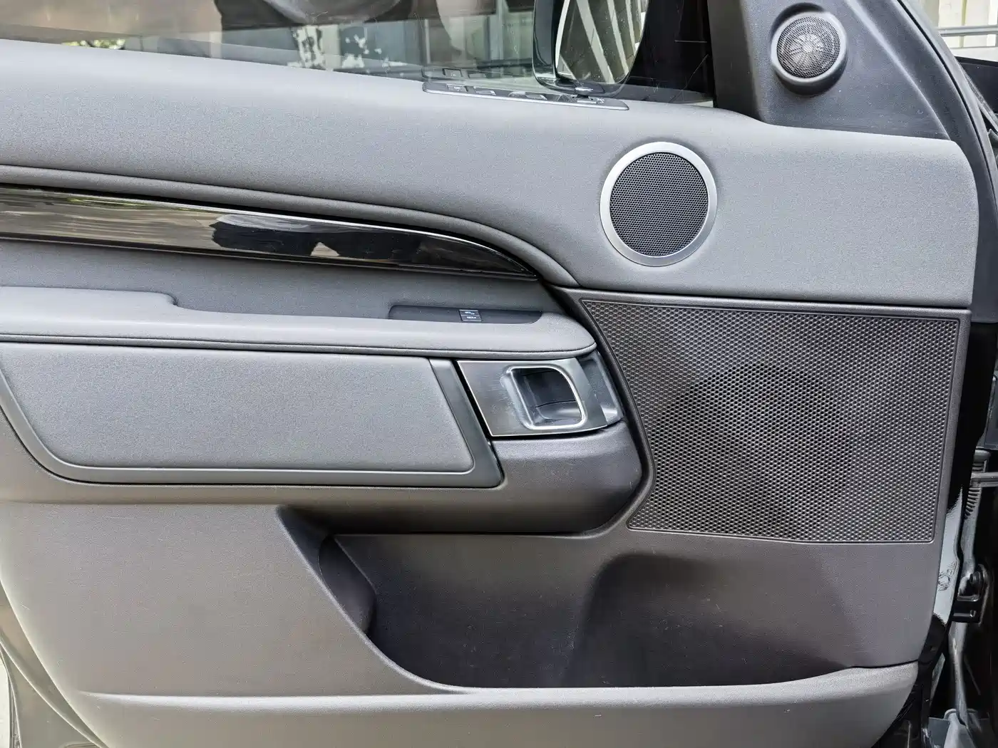 Land Rover Discovery 2018 3.0 SC V6 SE фото 9