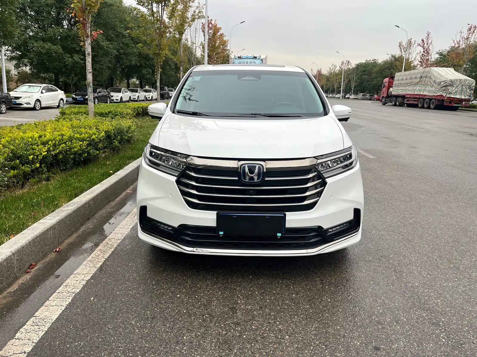 Photo 2 - Honda Odyssey