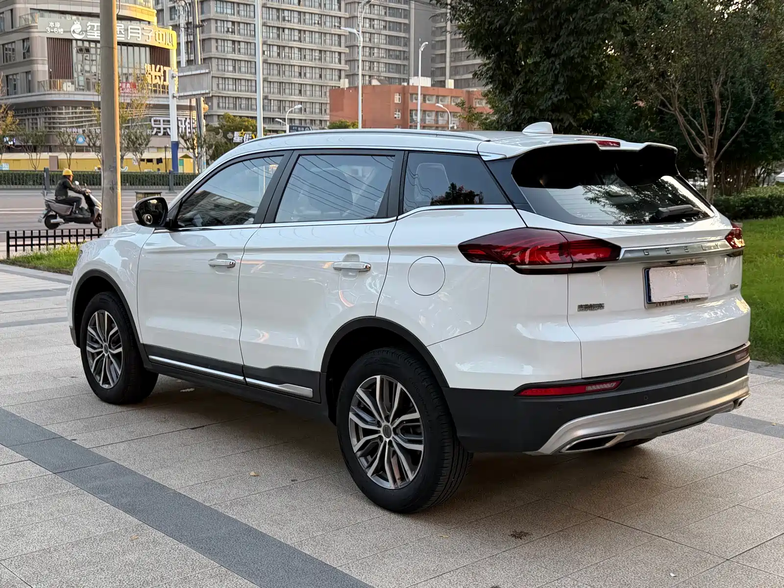 Photo 6 - Geely Atlas