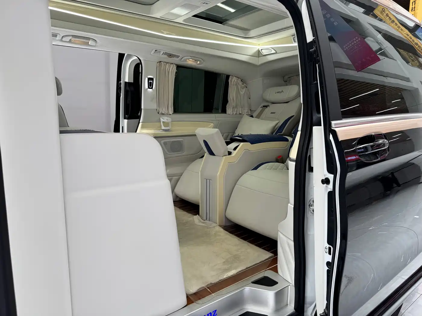 Mercedes-Benz V-Class 2018 V 260 L Premium Long Wheelbase Edition China VI фото 15