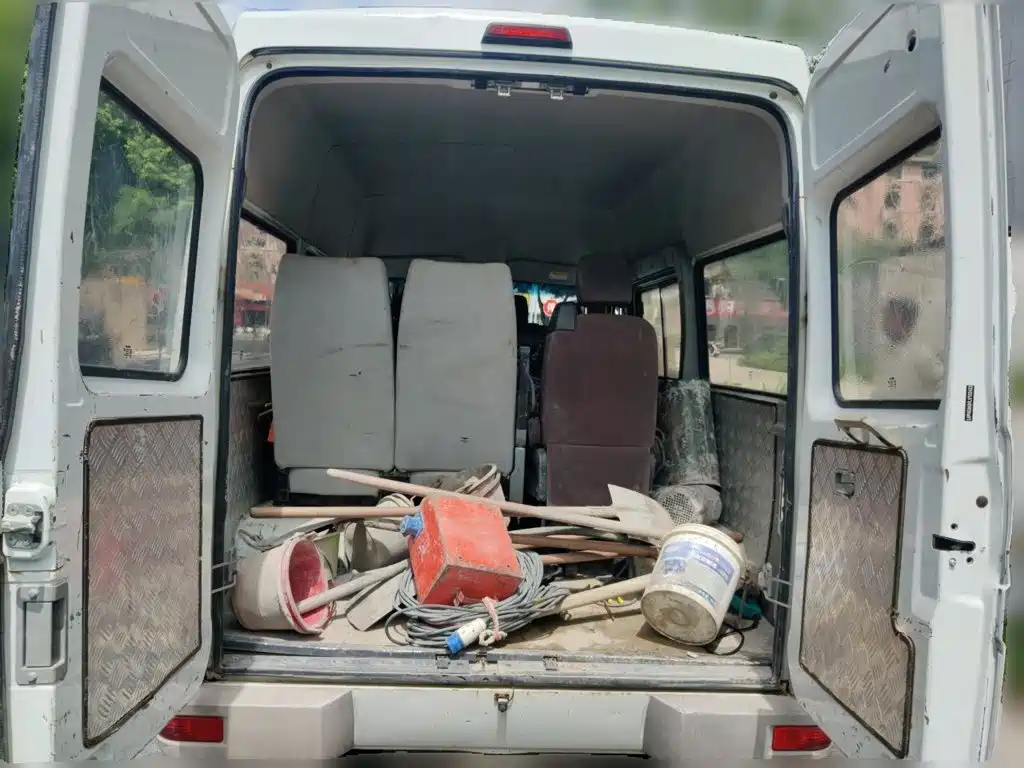 Iveco Daily 2020 2020 Model 2.5T A35 Bus Dual-Tire Medium Roof 5-9 Seats with Side Sliding Door China V