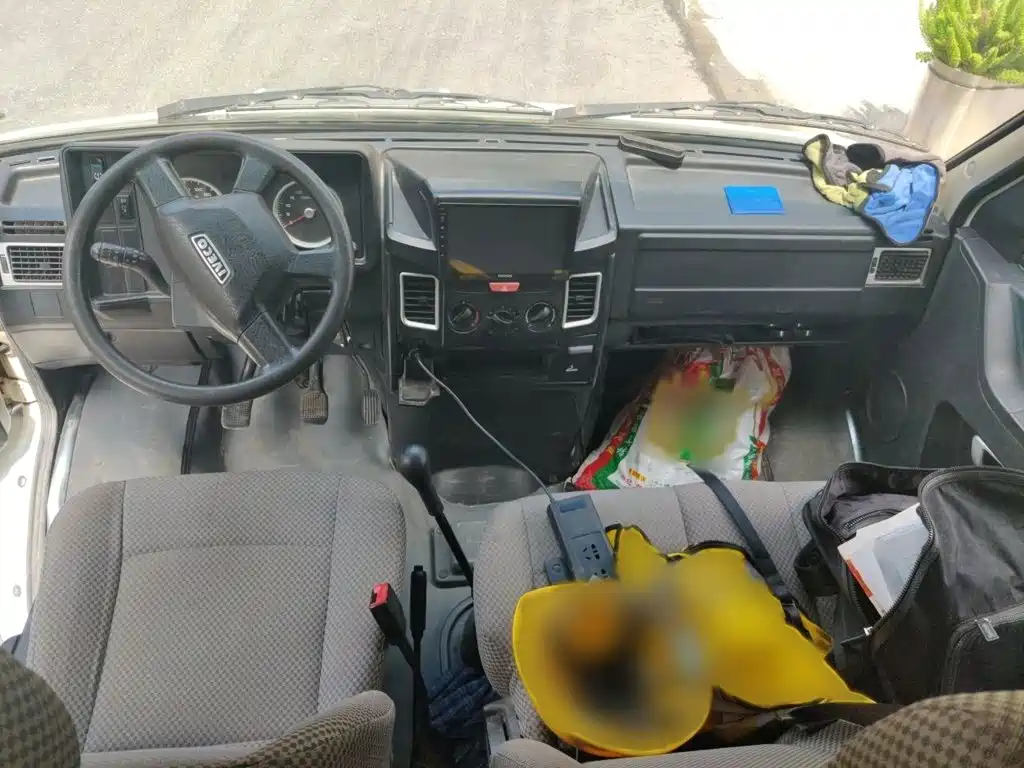 Iveco Daily 2020 2020 Model 2.5T A35 Bus Dual-Tire Medium Roof 5-9 Seats with Side Sliding Door China V