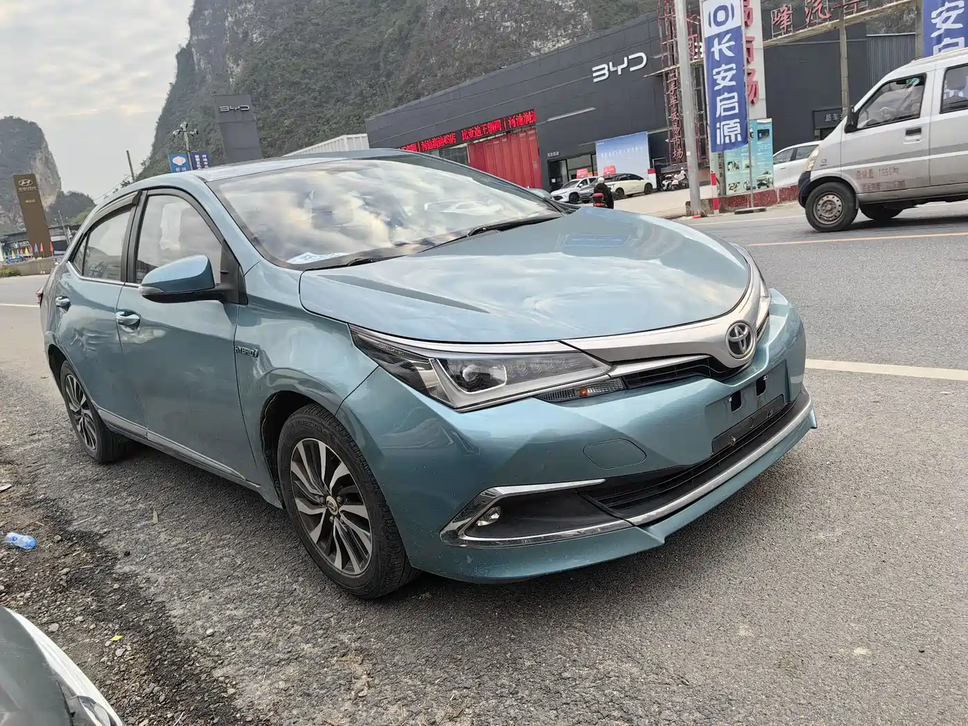 Toyota Corolla 2017 Facelift Hybrid 1.8L E-CVT Elite Edition фото 2